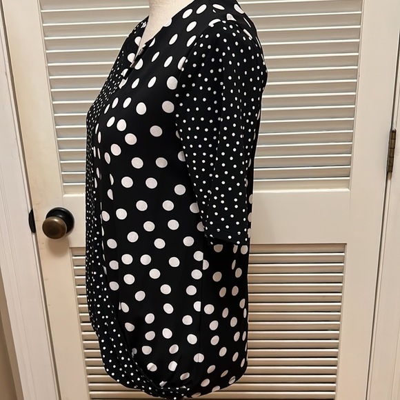 86. Tahari Blouse in Multi-Media Print Black & White Polka-Dots, Size Small - Picture 10 of 17